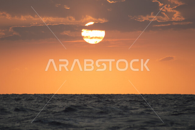 منظر جميل لغروب الشمس من كورنيش جدة بالمملكة العربية السعودية ، جمال الطبيعة الخلابة على ساحل مدينة جدة ، معالم السياحة في المملكة العربية السعودية