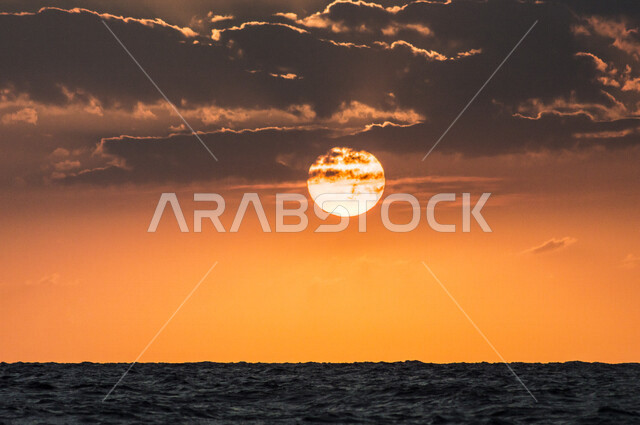 منظر جميل لغروب الشمس من كورنيش جدة بالمملكة العربية السعودية ، جمال الطبيعة الخلابة على ساحل مدينة جدة ، معالم السياحة في المملكة العربية السعودية