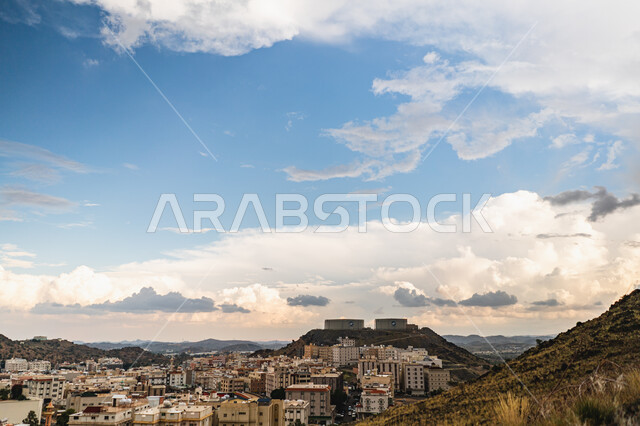 منظر السماء الملبدة بالغيوم, المعالم والأماكن السياحية المشهورة, الطبيعة الجبلية في المملكة العربية السعودية, التشكيلات والتكوينات الصخرية والمرتفعات والقمم, الأجواء الضبابية الشتوية فوق الجبال في مدينة الطائف