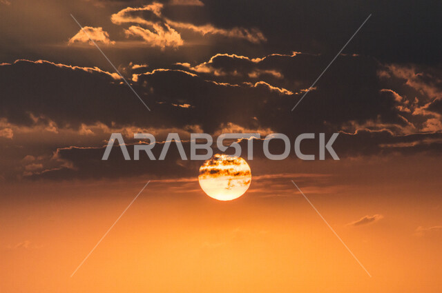 منظر جميل لغروب الشمس من كورنيش جدة بالمملكة العربية السعودية ، جمال الطبيعة الخلابة على ساحل مدينة جدة ، معالم السياحة في المملكة العربية السعودية