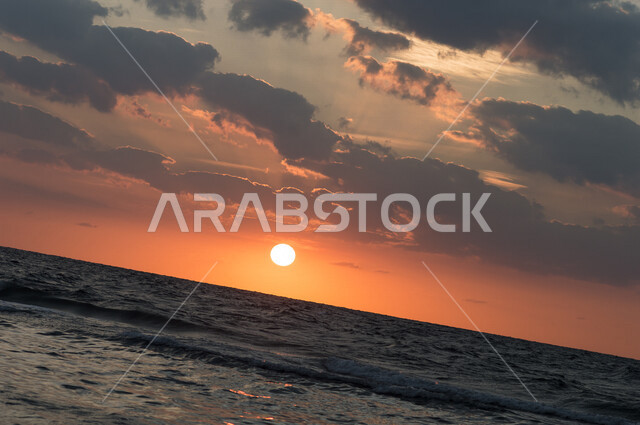 منظر جميل لغروب الشمس من كورنيش جدة بالمملكة العربية السعودية ، جمال الطبيعة الخلابة على ساحل مدينة جدة ، معالم السياحة في المملكة العربية السعودية