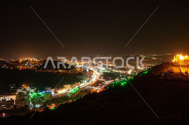 التضاريس وسلاسل الجبال والتكوينات الصخرية في منطقة الباحة، صورة ليلية للشوارع والطرقات المنارة في وقت الليل، حركة المرور والسيارات المضيئة في الطرق الرئيسية، التطور والنمو العمراني والتقدم الحضاري، الطبيعة الجبلية والقمم العالية