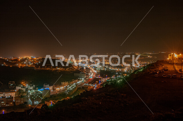 التضاريس وسلاسل الجبال والتكوينات الصخرية في منطقة الباحة، صورة ليلية للشوارع والطرقات المنارة في وقت الليل، حركة المرور والسيارات المضيئة في الطرق الرئيسية، التطور والنمو العمراني والتقدم الحضاري، الطبيعة الجبلية والقمم العالية