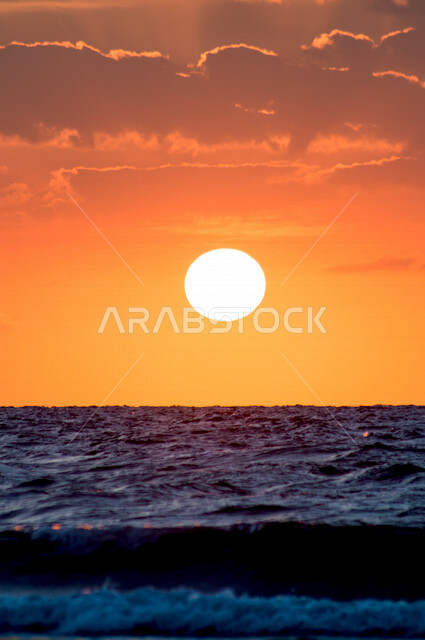 منظر جميل لغروب الشمس من كورنيش جدة بالمملكة العربية السعودية ، جمال الطبيعة الخلابة على ساحل مدينة جدة ، معالم السياحة في المملكة العربية السعودية