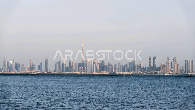 النمو والتطور العمراني للمباني والفنادق الفاخرة على ساحل الخليج العربي، الواجهة البحرية السياحية في الامارات العربية المتحدة، الفن الهندسي المعماري للأبراج وناطحات السحاب الشاهقة، وجهات جذب واستقطاب السياح من أنحاء العالم