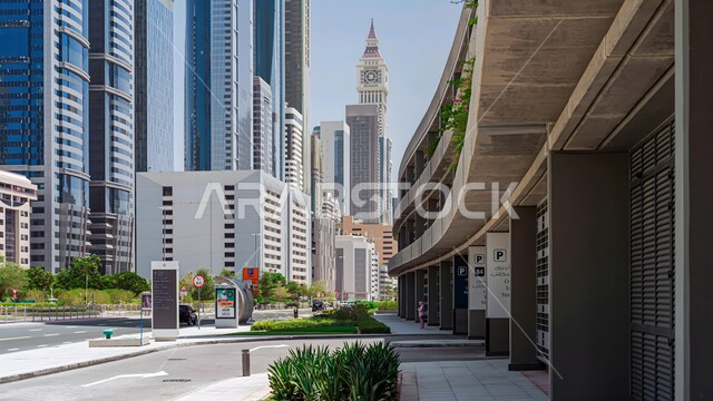  بناء مستقبل حضاري متطور في الامارات العربية المتحدة، الفنون والتصاميم المعمارية الحديثة للأبراج وناطحات السحاب، التقدم والنمو العمراني في إمارة دبي،المنشآت والمباني التجارية الشاهقة، تحسين وتطوير البنية التحتية للمدن السياحية