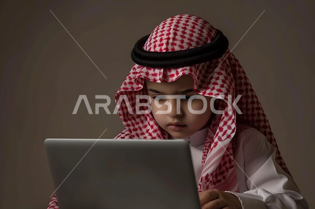 متابعه البرامج الترفيهيه المفضلة بإيماءات السرور والاندماج، بورتريه لولد عربي خليجي سعودي مبتسم يرتدي الثوب التقليدي والشماغ يقوم باستخدام جهاز الحتسوب المحمول، الاستفادة من التقنيات الحديثة في تزويد الأجيال بالمعلومات المفيدة، خلفية بيج