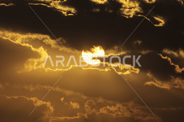 صورة لجمال السماء في المملكة العربية السعودية ،غروب الشمس في كورنيش جدة ، جمال الطبيعة الخلابة على ساحل مدينة جدة ، معالم السياحة في المملكة العربية السعودية