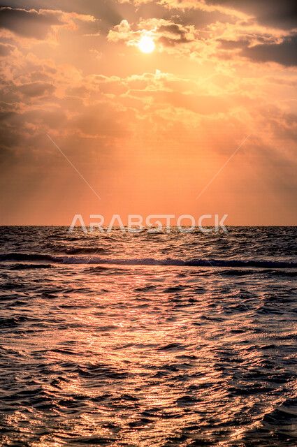 منظر جميل لغروب الشمس من كورنيش جدة بالمملكة العربية السعودية ، جمال الطبيعة الخلابة على ساحل مدينة جدة ، معالم السياحة في المملكة العربية السعودية