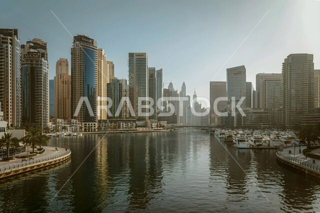 الفن الهندسي المعماري للأبراج وناطحات السحاب في مدينة دبي، أماكن جذب واستقطاب السائحين، الواجهة البحرية على ساحل الخليج العربي، التطور والتقدم العمراني للمباني والمنشآت في الإمارات العربية المتحدة، المدن والمعالم السياحية المشهورة