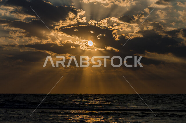 منظر جميل لغروب الشمس من كورنيش جدة بالمملكة العربية السعودية ، جمال الطبيعة الخلابة على ساحل مدينة جدة ، معالم السياحة في المملكة العربية السعودية