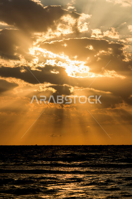 منظر جميل لغروب الشمس من كورنيش جدة بالمملكة العربية السعودية ، جمال الطبيعة الخلابة على ساحل مدينة جدة ، معالم السياحة في المملكة العربية السعودية