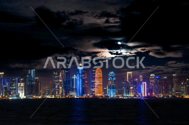 الأبراج وناطحات السحاب في مدينة قطر, الفن الهندسي المعماري على الطراز الحديث للمنشآت والمباني المضيئة ليلا على كورنيش الدوحة, أماكن ومعالم ترفيهية سياحية, الواجهة البحرية على ساحل الخليج العربي