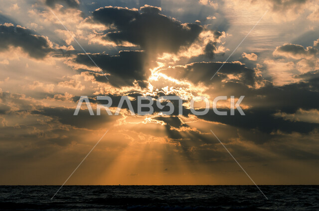 منظر جميل لغروب الشمس من كورنيش جدة بالمملكة العربية السعودية ، جمال الطبيعة الخلابة على ساحل مدينة جدة ، معالم السياحة في المملكة العربية السعودية