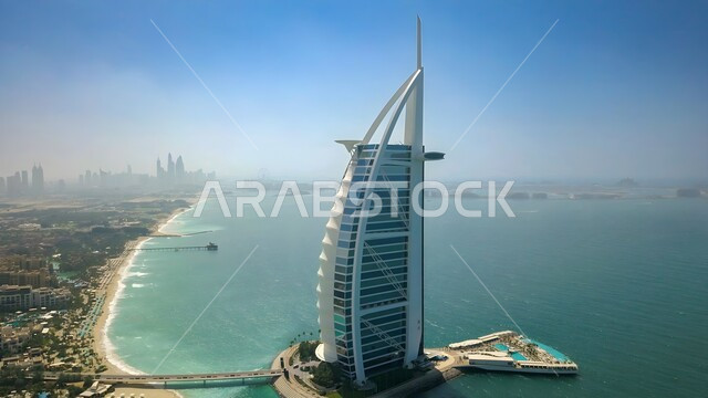 الفن الهندسي المعماري لفندق برج العرب في مدينة دبي على الطراز الحديث, مناطق جذب واستقطاب السياح من أنحاء العالم، النمو و التطور العمراني للابراج وناطحات السحاب على ساحل الخليج العربي، أماكن ومعالم سياحية مشهورة في الإمارات العربية المتحدة