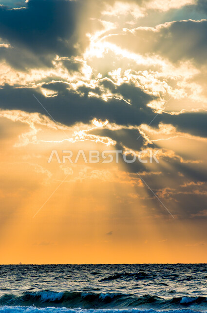 منظر جميل لغروب الشمس من كورنيش جدة بالمملكة العربية السعودية ، جمال الطبيعة الخلابة على ساحل مدينة جدة ، معالم السياحة في المملكة العربية السعودية