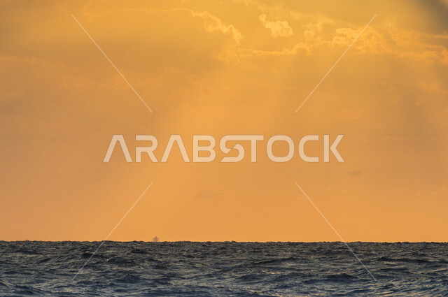 منظر جميل لغروب الشمس من كورنيش جدة بالمملكة العربية السعودية ، جمال الطبيعة الخلابة على ساحل مدينة جدة ، معالم السياحة في المملكة العربية السعودية