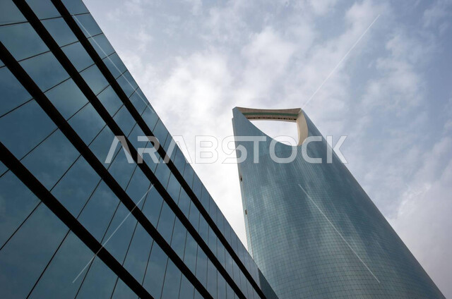 النمو والتطور العمراني للأبراج وناطحات السحاب، الفن الهندسي المعماري الحديث للمباني والمنشآت في المملكة العربية السعودية، المعالم والأماكن السياحية المشهورة، جذب واستقطاب السياح من انحاء العالم، صورة مقربة من الأسفل لبرج المملكة الشهير في مدينة الرياض