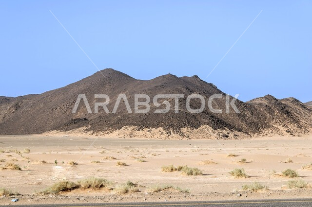 المناظر الصحراويه والكثبان الرمليه في المملكة العربية السعودية، التضاريس والمرتفعات والقمم الجبلية في البراري، التكوينات الصخرية وقت النهار في مدينة الرياض، الهضاب و التلال في المناطق الجبلية والصحراء