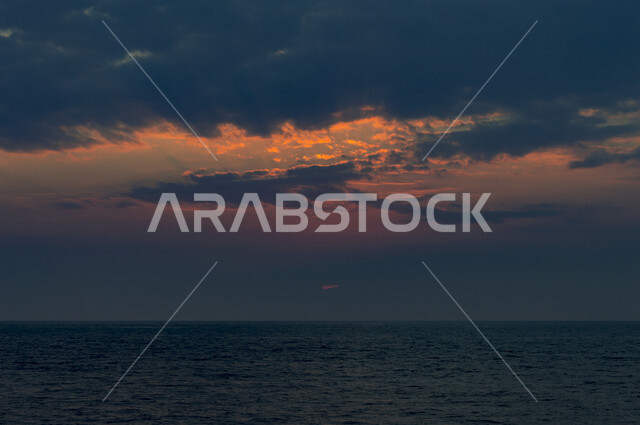 منظر جميل لغروب الشمس من كورنيش جدة بالمملكة العربية السعودية ، جمال الطبيعة الخلابة على ساحل مدينة جدة ، معالم السياحة في المملكة العربية السعودية