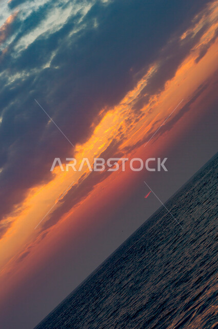 منظر جميل لغروب الشمس من كورنيش جدة بالمملكة العربية السعودية ، جمال الطبيعة الخلابة على ساحل مدينة جدة ، معالم السياحة في المملكة العربية السعودية