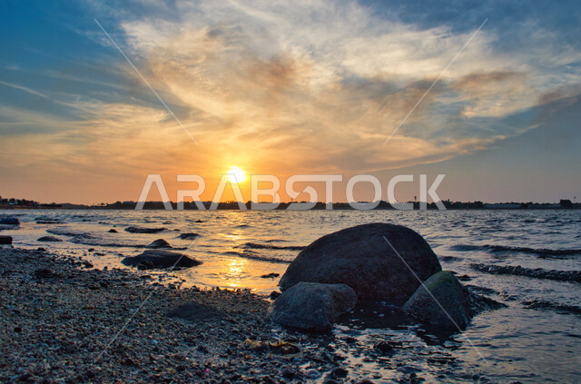 منظر جميل لغروب الشمس من كورنيش جدة بالمملكة العربية السعودية ، جمال الطبيعة الخلابة على ساحل مدينة جدة ، معالم السياحة في المملكة العربية السعودية