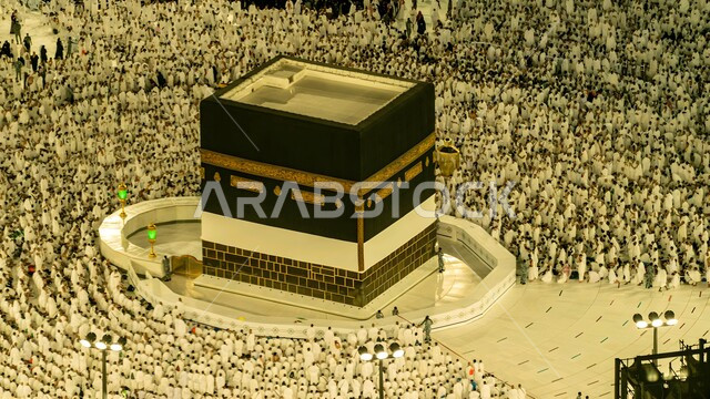 مفهوم العبادة والتقرب الى الله، معالم وأماكن اسلامية مقدسة، الحجاج المسلمين يؤدون الصلاة حول الكعبة المشرفة في مكة المكرمة ، الحرم المكي الشريف في المملكة العربية السعودية، أداء الشعائر الدينية