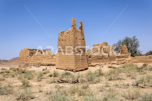 أماكن سياحية اثرية شعبية ، الهندسة الفنية المعمارية للعمارات القديمة، المنازل المبنية على الطراز الطيني القديم، منزل مصنوع من الطين في احدى المناطق الصحراوية الجبلية في المملكة العربية السعودية