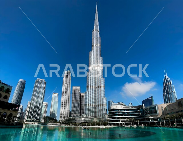 الاماكن والمعالم المشهورة، وجهات جذب واستقطاب السياح من انحاء العالم، برج خليفة الشهير في مدينة دبي في وقت النهار، النمو والتطور العمراني للأبراج وناطحات السحاب، الفن الهندسي المعماري الحديث للمباني والمنشآت في الإمارات العربية المتحدة ، الواجهة السياحية البحرية 