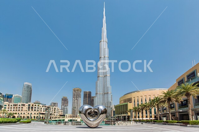 الاماكن والمعالم المشهورة، وجهات جذب واستقطاب السياح من انحاء العالم، برج خليفة الشهير في مدينة دبي في وقت النهار، النمو والتطور العمراني للأبراج وناطحات السحاب، الفن الهندسي المعماري الحديث للمباني والمنشآت في الإمارات العربية المتحدة ، الواجهة السياحية البحرية 