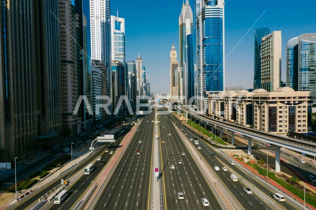 الأبراج وناطحات السحاب في الامارات العربية المتحدة، الفنون والتصاميم المعمارية الحديثة، المنشآت والمباني التجارية الشاهقة، التقدم والنمو العمراني وتحسين وتطوير البنية التحتية, الطرقات والشوراع في إمارة دبي