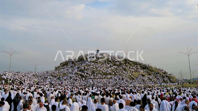 إتمام مناسك الحج بالوقوف في جبل الرحمة, تجمع حجاج بيت الله الحرام على جبل عرفات, حشود المسلمين المتوافدة إلى الجبل, وقفة يوم عرفة, معلم إسلامي مشهور في مكة المكرمة بالمملكة العربية السعودية، قدوم المسلمين من كل أنحاء العالم لأداء الفرائض والتقرب إلى الله