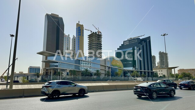 الفن الهندسي المعماري للأبراج وناطحات السحاب في وقت النهار، وكالة الانباء السعودية في مدينة الرياض في المملكة العربية السعودية، النمو والتطور العمراني للمباني مشهورة في الرياض، الاهتمام بزراعة أشجار النخيل والنباتات الخضراء