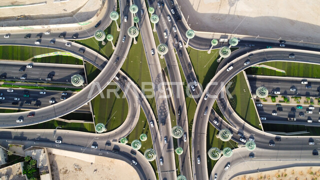 الاهتمام بزراعة النباتات الخضراء، حركة سير السيارات على الطريق السريع في مدينة الرياض، الفن الهندسي المعماري للمجسمات الفنية على شكل أشجار خضراء، الطرق المتقاطعة في دوار عرقة بالمملكة العربية السعودية، البنية التحتية المتطورة