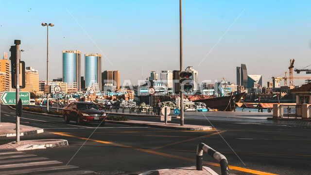النمو والتقدم العمراني في دولة الإمارات العربية المتحدة، الفن الهندسي المعماري للأبراج وناطحات السحاب على الطراز الحديث، مباني ومنشأت تجارية تاريخية حضارية حديثة، تقدم الشركات والمكاتب التجارية والاعمال في دبي، حركة مرور السيارات في الطرقات والشوارع الاسفلتية