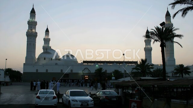 مفهوم العبادة والطاعة والتقرب الى الله، اماكن نداء المسلمين لاداء الصلاة، مسجد قباء في المدينة المنورة وقت غروب الشمس، مساجد تاريخية أثرية عريقة  في المملكة العربيه السعوديه, الفن الهندسي المعماري للمآذن والقبب على الطراز الإسلامي