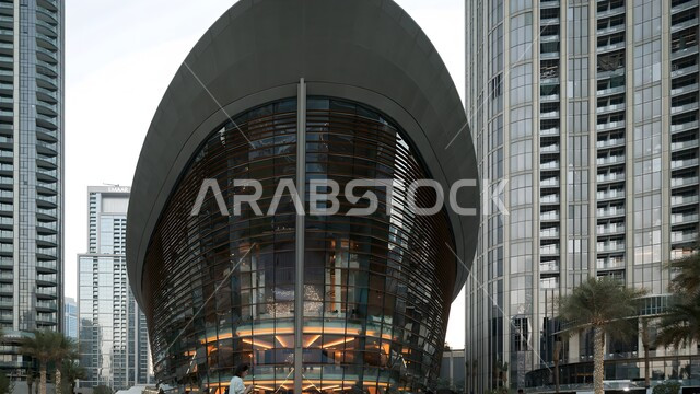الفن الهندسي المعماري لبناء مبنى دار الاوبرا في امارة دبي باللون الاسود على الطراز الحديث، معالم ثقافية وفنية سياحية مشهورة في في الامارات العربية المتحدة، أماكن جذب واستقطاب السياح من جميع انحاء العالم، استضافة مجموعة متنوعة من العروض والفعاليات