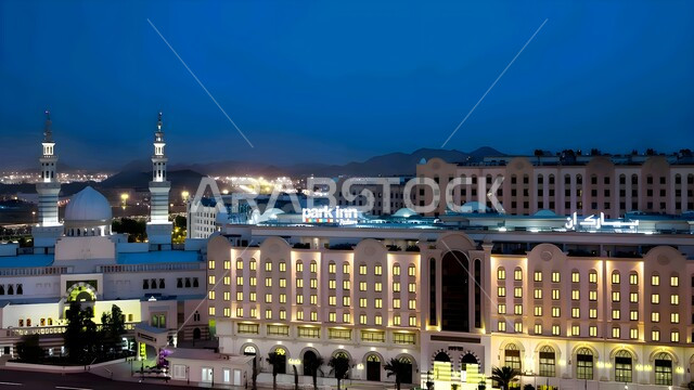 فندق بارك إن المطل على الحرم في مكة المكرمة بالمملكة العربية السعودية ليلا، أداء مناسك الحج والعمرة، العبادة والتقرب إلى الله، معالم واماكن دينية إسلامية، الفن الهندسي المعماري للفنادق فاخره