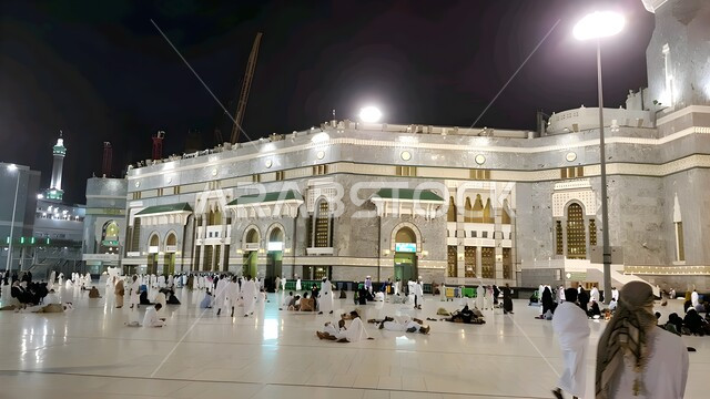 الحجاج والمعتمرين في ساحة المسجد الحرام في مكة المكرمة بالمملكة العربية السعودية، مفهوم العبادة والتقرب إلى الله، الحرم المكي الشريف، أداء مناسك الحج والعمرة في وقت الليل، معالم دينية إسلامية، اماكن إسلامية مقدسة