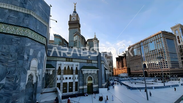 الحرم المكي الشريف في مكة المكرمة بالمملكة العربية السعودية، أداء مناسك الحج والعمرة و العبادة والتقرب إلى الله، معالم دينية إسلامية، برج الساعة في ساحة المسجد الحرام، اماكن إسلامية مقدسة