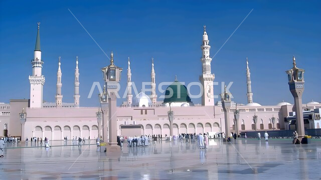 الفن الهندسي المعماري في البناء على الطراز العربي الإسلامي، أماكن إسلامية مقدسة، الساحة الخارجية للمسجد النبوي الشريف في المدينة المنورة بالمملكة العربية السعودية، المعالم الدينية المشهورة، القبة الخضراء ومآذن مسجد النبي محمد