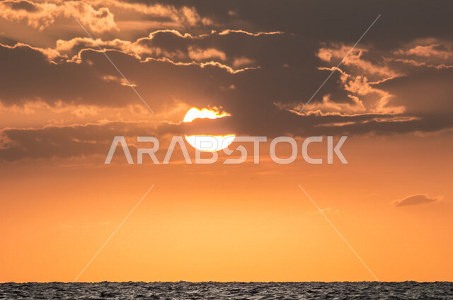 منظر جميل لغروب الشمس من كورنيش جدة بالمملكة العربية السعودية ، جمال الطبيعة الخلابة على ساحل مدينة جدة ، معالم السياحة في المملكة العربية السعودية