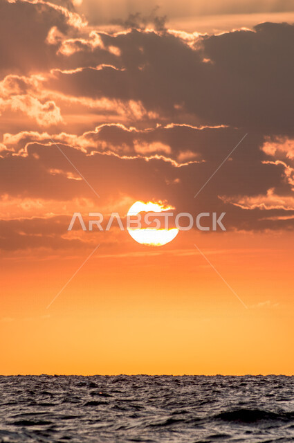 منظر جميل لغروب الشمس من كورنيش جدة بالمملكة العربية السعودية ، جمال الطبيعة الخلابة على ساحل مدينة جدة ، معالم السياحة في المملكة العربية السعودية