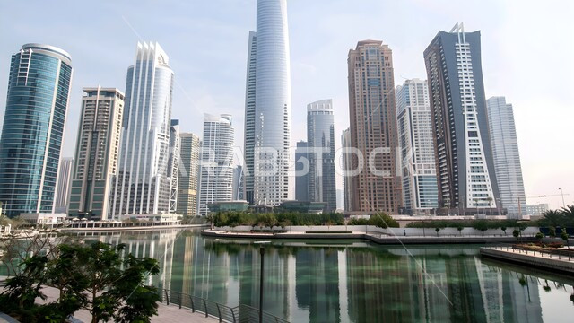 الفن الهندسي المعماري على الطراز الحديث للأبراج وناطحات السحاب، برج الماس في مدينة دبي في وقت النهار، جذب واستقطاب السياح من انحاء العالم، الاهتمام بالتشجير وزراعة النبات الخضراء، الواجهة السياحية في الامارات العربية المتحدة، المعالم والأماكن السياحية المشهورة