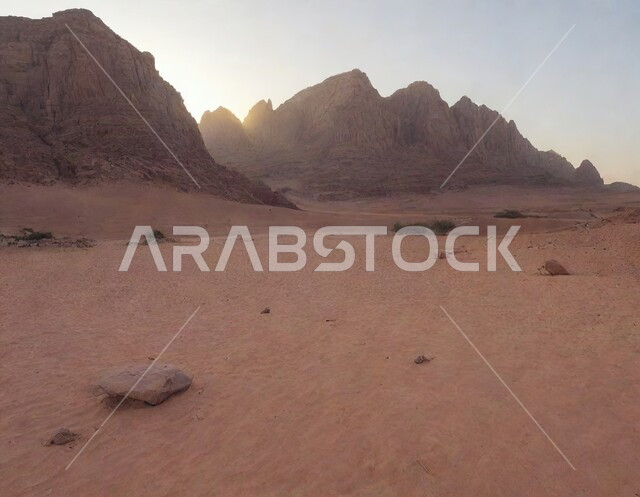 المرتفعات والقمم الجبلية والمنحدرات الطبيعية، سلسلة الجبال والتكوينات والتشكلات الصخرية في القمم العالية في صحاري المملكة العربية السعودية، أماكن سياحية تاريخية أثرية قديمة في بلدة العلا القديمة عند غروب الشمس، الرمال الذهبية الناعمة, الاستمتاع بالرحلات السياحية في المناطق الصحراوية.