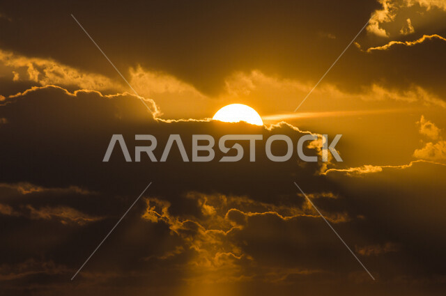 صورة لجمال السماء في المملكة العربية السعودية ،غروب الشمس في كورنيش جدة ، جمال الطبيعة الخلابة على ساحل مدينة جدة ، معالم السياحة في المملكة العربية السعودية