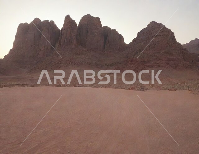 المرتفعات والقمم الجبلية والمنحدرات الطبيعية، سلسلة الجبال والتكوينات والتشكلات الصخرية في القمم العالية في صحاري المملكة العربية السعودية، أماكن سياحية تاريخية أثرية قديمة في بلدة العلا القديمة عند غروب الشمس، الرمال الذهبية الناعمة, الاستمتاع بالرحلات السياحية في المناطق الصحراوية.