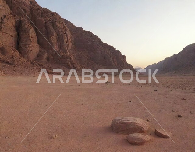 المرتفعات والقمم الجبلية والمنحدرات الطبيعية، سلسلة الجبال والتكوينات والتشكلات الصخرية في القمم العالية في صحاري المملكة العربية السعودية، أماكن سياحية تاريخية أثرية قديمة في بلدة العلا القديمة عند غروب الشمس، الرمال الذهبية الناعمة, الاستمتاع بالرحلات السياحية في المناطق الصحراوية.