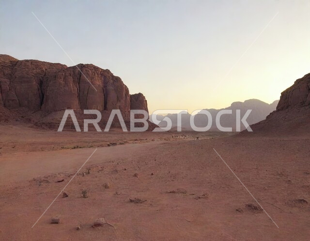 الآثار التاريخية المتشكلة على المنحدرات الجبلية الطبيعية، الصروح والقلاع الحجرية، سلسلة الجبال والتكوينات والتشكلات الصخرية في القمم العالية في صحاري المملكة العربية السعودية، أماكن سياحية تاريخية أثرية قديمة في بلدة العلا القديمة عند غروب الشمس، الرمال الذهبية الناعمة