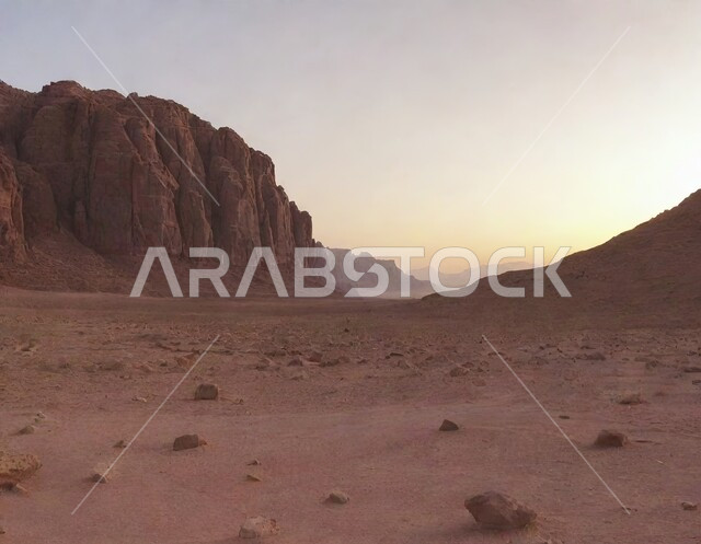 الآثار التاريخية المتشكلة على المنحدرات الجبلية الطبيعية، الصروح والقلاع الحجرية، سلسلة الجبال والتكوينات والتشكلات الصخرية في القمم العالية في صحاري المملكة العربية السعودية، أماكن سياحية تاريخية أثرية قديمة في بلدة العلا القديمة عند غروب الشمس، الرمال الذهبية الناعمة